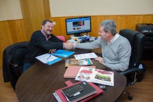 Pedro Caparrós durante la firma del convenio con UNICEF.