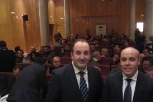 José Manuel Ortiz, junto a Juan Cayuela, jefe comercial de Unicaja Banco de la dirección territorial