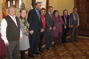Autoridades con miembros de entidades bancarias y de los colectivos subvencionados.