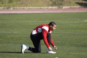 Wellington se ata la bota en el entrenamiento.