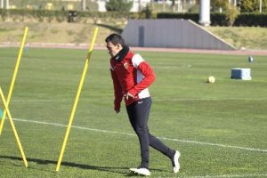 Dani Romera en el primer entreno sin Teerasil Dangda.