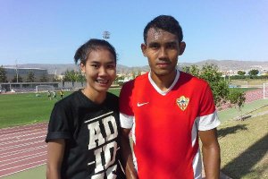 Teerasil Dangda, con su hermana en el Anexo.