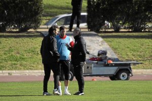 Hemed, hablando con JIM antes de ir a la sala médica.