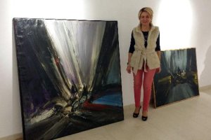 Eloísa Cabrera, comprobando ayer los preparativos de la muestra.