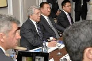 La firma de la venta se vio muy concurrida de periodistas.