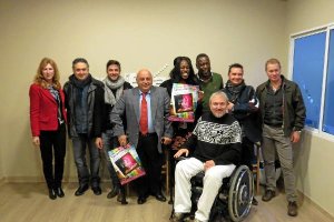 Carlene Graham (en el centro), junto a sus músicos y los organizadores del concierto. 