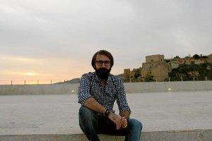 Juan Manuel Gil con un ejemplar de ‘Hipstamatic 100’.