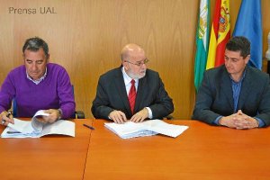 Pedro Molina, rector de la UAL, en el centro, en la firma del contrato