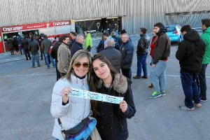 Seguidoras del Córdoba felices con sus entradas para ver al Real Madrid.