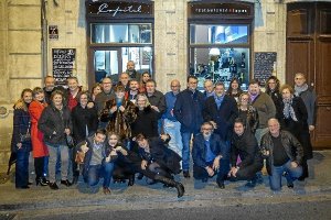 Miembros y familiares del grupo Indalofoto, tras su cena.