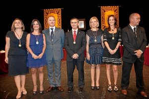 Concejales socialistas portando sus medallas en 2011