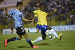 Acosta, de azul, durante el Sudamericano Sub20 que se disputa estos días.