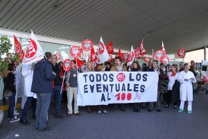 Protesta de UGT ante la puerta del hospital Torrecárdenas.