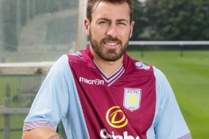Luna es jugador del Aston Villa y estuvo en el Almería en 2011.
