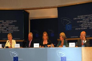 Maura Hillen (centro) en una comparecencia en el Parlamento Europeo por las viviendas fuera de orden