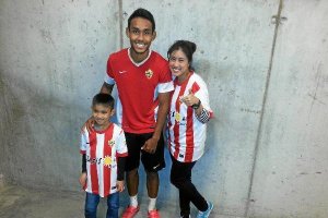 Teerasil Danga feliz entre sus admiradores que le siguen por todo el mundo.