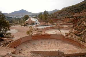 Los terrenos contienen caolín, bentonita o arcillas y rocas bituminosas.