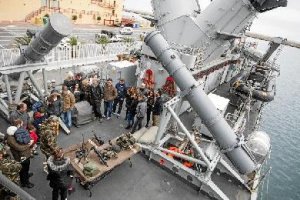 Un grupo de visitantes espera en la cubierta del buque antes de comenzar el recorrido por sus difere