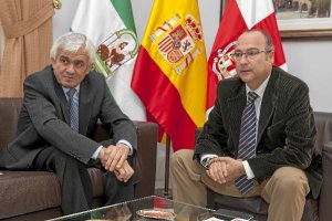 José Manuel Muñoz con Luis Rogelio Rodríguez en la firma del acuerdo.