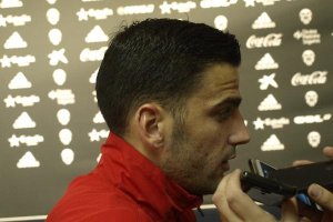 Edgar Méndez en la zona mixta de Mestalla.