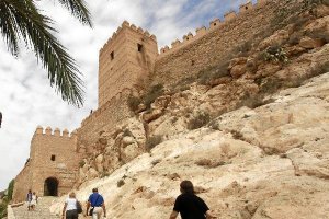 Vista de la entrada al conjunto monumental de La Alcazaba. 