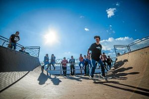 Un skater en el medio tubo.