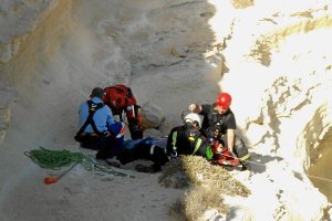 Efectivos de seguridad recogiendo al accidentado.