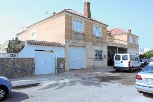 Viviendas de las dos familias en la calle Amazonas, lugar del crimen.