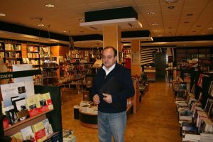 Isidoro Salvador posando en su librería, Metáfora. 