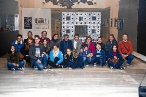 Foto de familia frente a la ‘esponja de Menger’ que puede verse en el Museo Arqueológico de Almería 