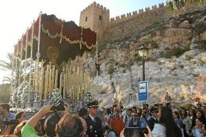 La Virgen del Rosario del Mar volverá a procesionar ante la Alcazaba. 