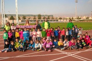 Alumnos del Colegio Goya viendo a sus futbolistas.