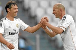 Morientes y Zidane con los veteranos del Real Madrid.