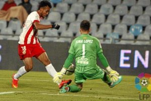 Teerasil Dangda lo intentó todo para marcar en un partido sin ocasiones.