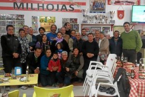 Luis Rogelio y Juanjo Alonso con los peñistas de Milhojas.