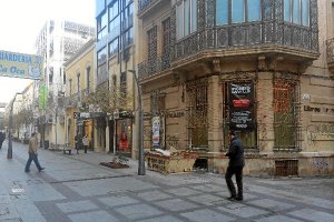 El inmueble da a la calle peatonal de Reyes Católicos