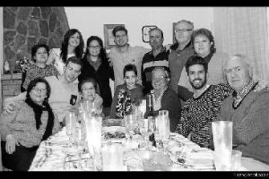 Juan Antonio, entre dos mujeres a la izquierda de la imagen, durante  la celebración de Nochevieja.