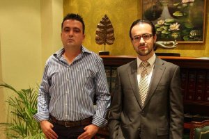 El hermano de Rosa, Julio Galera (izquierda) junto al abogado Alfredo Najas