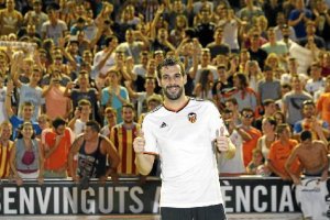 Álvaro Negredo en su puesta de largo en Mestalla.
