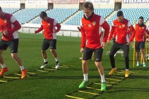 Los rojiblancos han entrenado a puerta cerrada en el Mediterráneo.