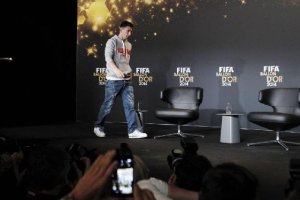 Messi anda a sentarse en su sitio en playoff.