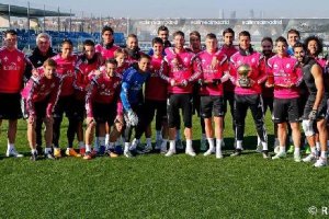 Cristiano Ronaldo y sus compañeros con el Balón de Oro antes del entrenamiento.