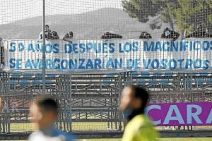 Pancarta en el entrenamiento del Real Zaragoza.