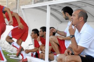 Rafa Berges en el banquillo del Juan Rojas dirigiendo al Almería.