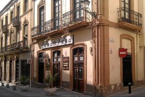 Casa Puga está situada en la calle Jovellanos