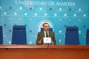Javier de las Nieves anunciando su cese como vicerrector en la Universidad de Almería. 