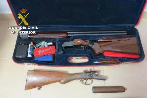 Armas incautadas por la Guardia Civil tras las detenciones.