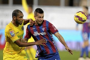 Naldo en el partido de Liga pugnando con Manu del Moral.