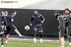 La plantilla del Valencia ya tiene la mente puesta en el choque de Copa frente al Espanyol.