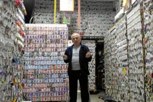 Bonillo en su garaje de la calle Universidad de Texas.